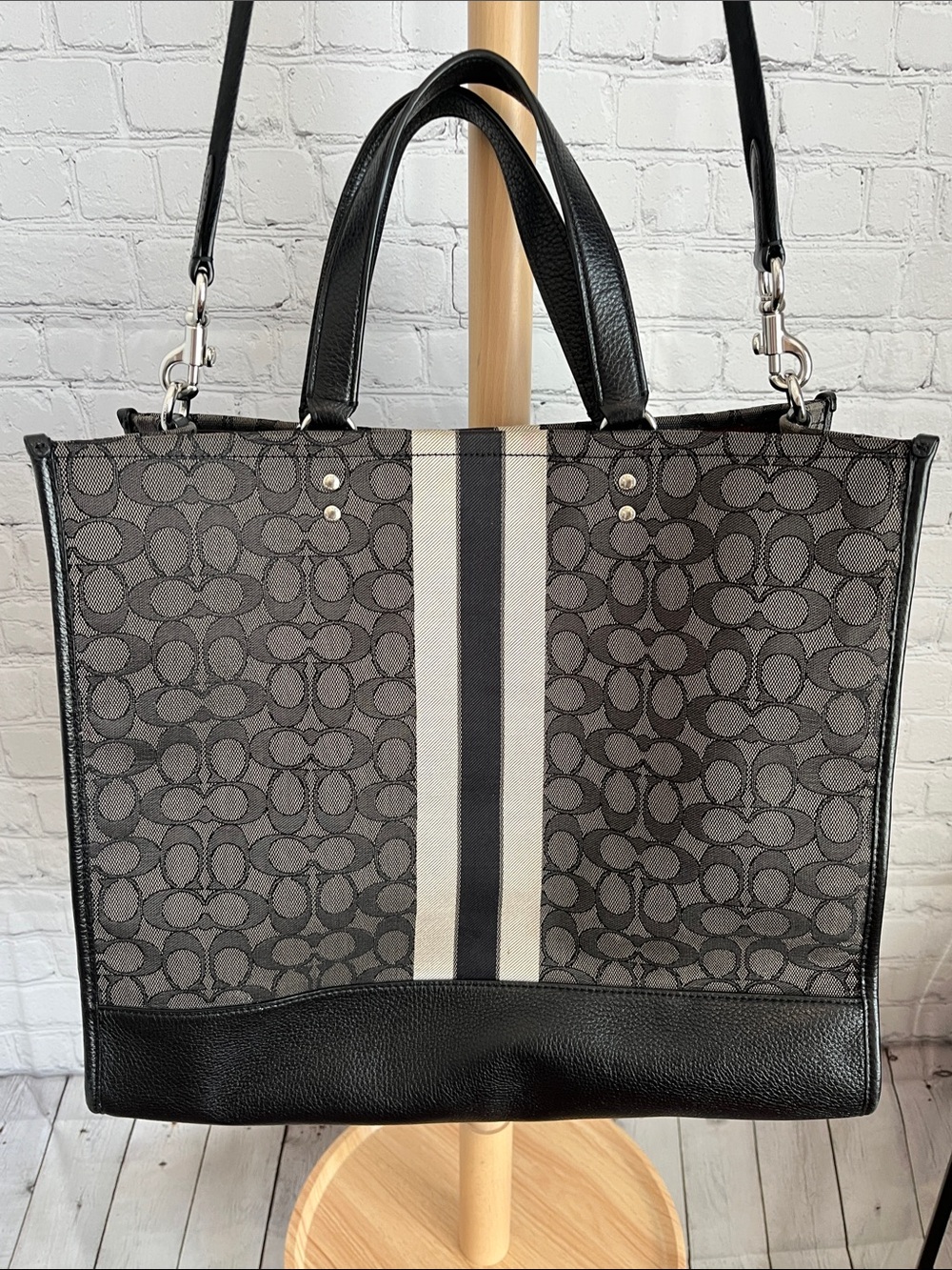 Coach Dempsey Tote 40 In Signature Jacquard with Strip and Patch - Picture 4 of 13